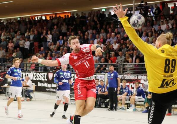TuS Ferndorf - EHV Aue, 07.09.2019 Zweikampf v. lks.: Lucas Schneider (TuS Ferndorf) mit dem 23:19 gegen Torwart Vilius Rasimas (EHV Aue), Kreuztal Stählerwiese Deutschland