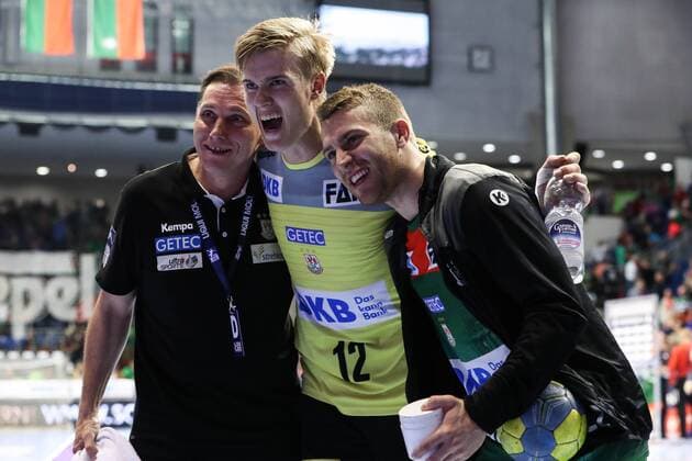 Jubel - Physiotherapeut Andreas Grote,Torwart Tobias Thulin,Lukas Mertens (v.li.,SC Magdeburg) nach dem Sieg - Handball Bundesliga Saison 2019-2020 SC Magdeburg vs. THW Kiel in der GETEC Arena in Magdeburg - Handball,MannMänner,Deutschland,07.09.2019