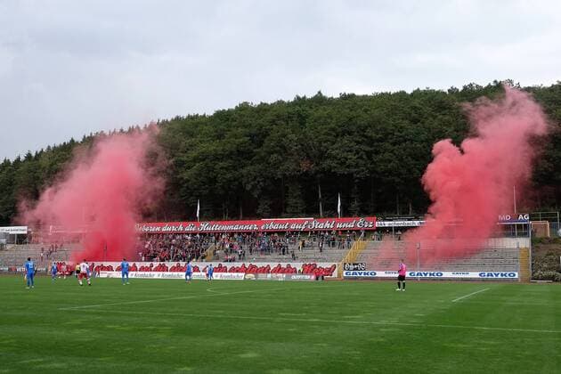 Fußball, Stadiongeschichte Sportfreunde Siegen Die Fans der Sportfreunde Siegen zuenden Rauchbomben Fussball Oberliga Westfalen, 5. Spieltag, Sportfreunde Siegen - SV Westfalia Rhynern, am 07.09.2019 in Siegen Deutschland.