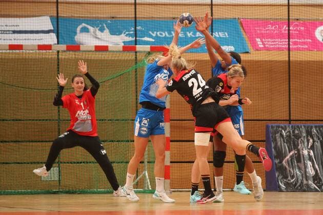 Handball, 2. HBF, HC Leipzig vs. TVB Wuppertal, 08.09.2019 Handball, 2. Bundesliga Frauen, HBF, Saison 2019 2020: HC Leipzig vs. TVB Wuppertal am 08.09.2019 in der Sporthalle Bruederstrasse Leipzig. Im Bild: Wurf von Luisa KNIPPERT ( 24, TVB Wuppertal) gegen Torwart Ellen JANSSEN ( 1, HC Leipzig) Copyright: xBEAUTIFULxSPORTS JanxKaeferx