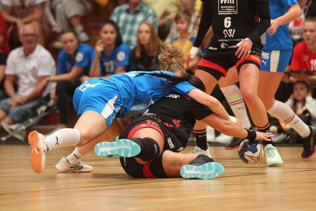 Handball, 2. HBF, HC Leipzig vs. TVB Wuppertal, 08.09.2019 Handball, 2. Bundesliga Frauen, HBF, Saison 2019 2020: HC Leipzig vs. TVB Wuppertal am 08.09.2019 in der Sporthalle Bruederstrasse Leipzig. Im Bild: Pauline UHLMANN ( 2, HC Leipzig) gegen Sophia MICHAILIDIS ( 4, TVB Wuppertal), Kampf um den Ball, Zweikampf am Boden Copyright: xBEAUTIFULxSPORTS JanxKaeferx