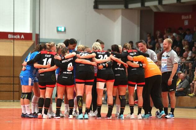 Handball, 2. HBF, HC Leipzig vs. TVB Wuppertal, 08.09.2019 Handball, 2. Bundesliga Frauen, HBF, Saison 2019 2020: HC Leipzig vs. TVB Wuppertal am 08.09.2019 in der Sporthalle Bruederstrasse Leipzig. Im Bild: Begruessung der Teams, Schiedsrichter Patrick ARNDT, Schiedsrichter Matthes WESTPHAL Copyright: xBEAUTIFULxSPORTS JanxKaeferx