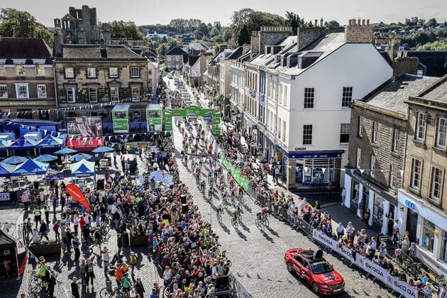 Start zur 2.Etappe der 16. Tour of Britain 2019 im schottischen Kelso - Landschaft - Landscape - Feature - Natur - Hintergrund - Illustration - Impression - Uebersichtsbild - kompaktes Fahrerfeld - Aktion Rennszene - Querformat - quer - horizontal - Event Veranstaltung: 16. OVO Energy Tour of Britain - 2.Etappe Stage 2: Kelso nach to Kelso 165.9 km - Ort Location: Kelso - Region: Scottish Borders - Land Country: Schottland Scotland - Datum Date: 08.09.2019 Cycling Radsport 16. OVO Energy Tour of Britain - 2.Etappe 08.09.2019