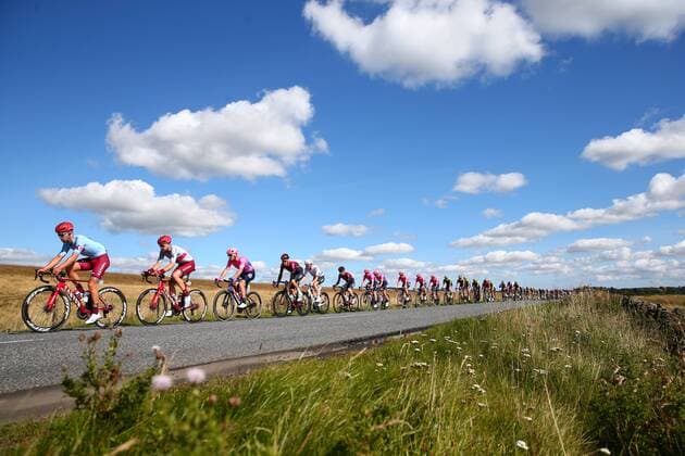 Das Fahrerfeld Peloton bei der Durchquerung der traumhaften schottischen Landschaft nahe der Grenze zu England - Landschaft - Landscape - Feature - Natur - Hintergrund - Illustration - Impression - Uebersichtsbild - kompaktes Fahrerfeld - Aktion Rennszene - Querformat - quer - horizontal - Event Veranstaltung: 16. OVO Energy Tour of Britain - 2.Etappe Stage 2: Kelso nach to Kelso 165.9 km - Ort Location: Kelso - Region: Scottish Borders - Land Country: Schottland Scotland - Datum Date: 08.09.2019 Cycling Radsport 16. OVO Energy Tour of Britain - 2.Etappe 08.09.2019