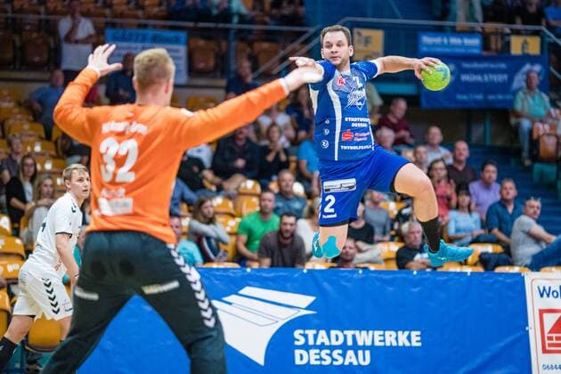 Thomas Pavlicek ( 2 Dessau-Rosslauer HV 06), Justin Merlin Rundt ( 32 HG Hamburg Barmbek) waehrend der Begegnung in der 3. Liga Handball (Herren) - Saison 2019-2020 zwischen Dessau-Rosslauer HV 06 und TV 05-07 Hüttenberg in der Anhalt Arena am 8. September 2019 in Dessau-Rosslau, Sachsen Anhalt, Deutschland