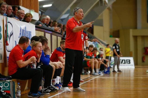 08.09.2019, xtgx, Handball 3. Liga, SC Magdeburg II - TUS VinnhorstI emspor, v.l. Trainer Nei Cruz Portela (Vinnhorst) gibt Anweisungen, gestikuliert mit den Armen, gesticulate, gives instructions Magdeburg