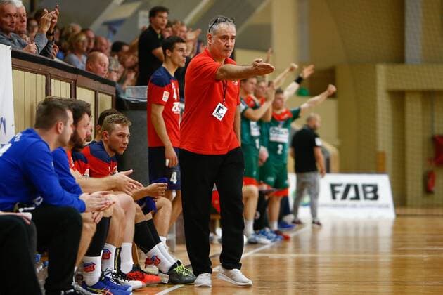 08.09.2019, xtgx, Handball 3. Liga, SC Magdeburg II - TUS VinnhorstI emspor, v.l. Trainer Nei Cruz Portela (Vinnhorst) gibt Anweisungen, gestikuliert mit den Armen, gesticulate, gives instructions Magdeburg