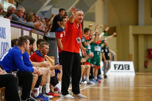 08.09.2019, xtgx, Handball 3. Liga, SC Magdeburg II - TUS VinnhorstI emspor, v.l. Trainer Nei Cruz Portela (Vinnhorst) gibt Anweisungen, gestikuliert mit den Armen, gesticulate, gives instructions Magdeburg
