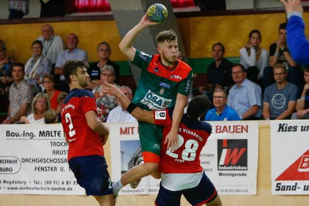 08.09.2019, xtgx, Handball 3. Liga, SC Magdeburg II - TUS VinnhorstI emspor, v.l. Vincent Kroll (Magdeburg), Matheus Costa Dias (Vinnhorst) Zweikampf, Duell, Kampf, tackle Magdeburg