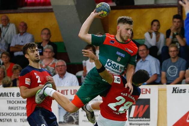 08.09.2019, xtgx, Handball 3. Liga, SC Magdeburg II - TUS VinnhorstI emspor, v.l. Vincent Kroll (Magdeburg), Matheus Costa Dias (Vinnhorst) Zweikampf, Duell, Kampf, tackle Magdeburg