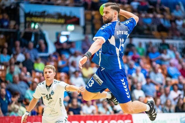 Tim Bielzer ( 13 Dessau-Rosslauer HV 06), Christopher Rix ( 34 HG Hamburg Barmbek) waehrend der Begegnung in der 3. Liga Handball (Herren) - Saison 2019-2020 zwischen Dessau-Rosslauer HV 06 und TV 05-07 Hüttenberg in der Anhalt Arena am 8. September 2019 in Dessau-Rosslau, Sachsen Anhalt, Deutschland