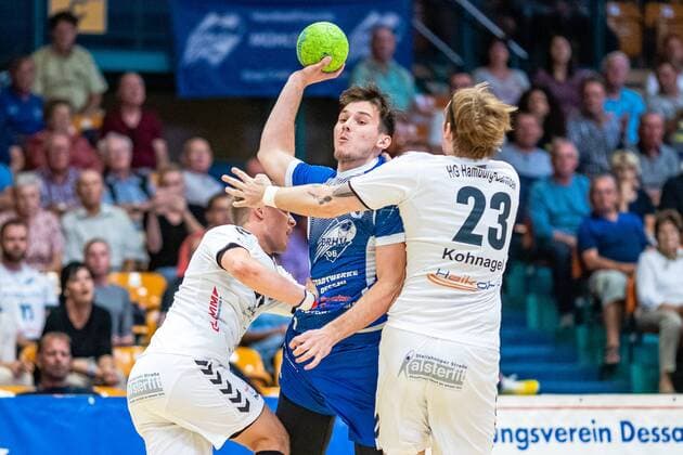 Christopher Rix ( 34 HG Hamburg Barmbek), Timo Löser ( 5 Dessau-Rosslauer HV 06) am Ball, Lasse Kohnagel ( 23 HG Hamburg Barmbek) waehrend der Begegnung in der 3. Liga Handball (Herren) - Saison 2019-2020 zwischen Dessau-Rosslauer HV 06 und TV 05-07 Hüttenberg in der Anhalt Arena am 8. September 2019 in Dessau-Rosslau, Sachsen Anhalt, Deutschland