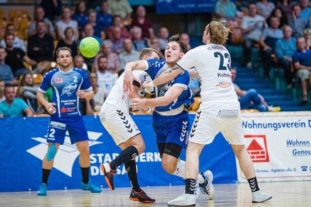 Christopher Rix ( 34 HG Hamburg Barmbek), Timo Löser ( 5 Dessau-Rosslauer HV 06) am Ball, Lasse Kohnagel ( 23 HG Hamburg Barmbek) waehrend der Begegnung in der 3. Liga Handball (Herren) - Saison 2019-2020 zwischen Dessau-Rosslauer HV 06 und TV 05-07 Hüttenberg in der Anhalt Arena am 8. September 2019 in Dessau-Rosslau, Sachsen Anhalt, Deutschland