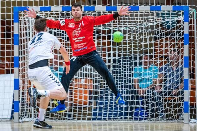 Tom Landgraf ( 71 Dessau-Rosslauer HV 06), Arne Eschweiler ( 22 HG Hamburg Barmbek) waehrend der Begegnung in der 3. Liga Handball (Herren) - Saison 2019-2020 zwischen Dessau-Rosslauer HV 06 und TV 05-07 Hüttenberg in der Anhalt Arena am 8. September 2019 in Dessau-Rosslau, Sachsen Anhalt, Deutschland