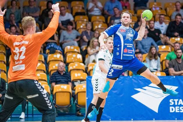 Thomas Pavlicek ( 2 Dessau-Rosslauer HV 06), Justin Merlin Rundt ( 32 HG Hamburg Barmbek) waehrend der Begegnung in der 3. Liga Handball (Herren) - Saison 2019-2020 zwischen Dessau-Rosslauer HV 06 und TV 05-07 Hüttenberg in der Anhalt Arena am 8. September 2019 in Dessau-Rosslau, Sachsen Anhalt, Deutschland