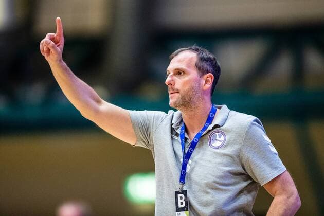 Trainer Tobias Skerka (HG Hamburg Barmbek) waehrend der Begegnung in der 3. Liga Handball (Herren) - Saison 2019-2020 zwischen Dessau-Rosslauer HV 06 und TV 05-07 Hüttenberg in der Anhalt Arena am 8. September 2019 in Dessau-Rosslau, Sachsen Anhalt, Deutschland