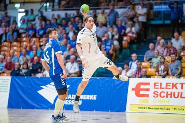 Lasse Kohnagel ( 23 HG Hamburg Barmbek) am Ball mit Timo Löser ( 5 Dessau-Rosslauer HV 06) waehrend der Begegnung in der 3. Liga Handball (Herren) - Saison 2019-2020 zwischen Dessau-Rosslauer HV 06 und TV 05-07 Hüttenberg in der Anhalt Arena am 8. September 2019 in Dessau-Rosslau, Sachsen Anhalt, Deutschland