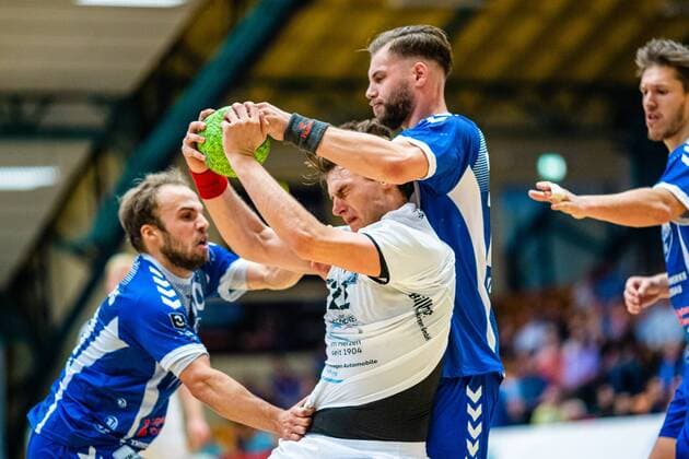 Vincent Sohmann ( 10 Dessau-Rosslauer HV 06), Arne Eschweiler ( 22 HG Hamburg Barmbek) und Tim Bielzer ( 13 Dessau-Rosslauer HV 06) am Ball waehrend der Begegnung in der 3. Liga Handball (Herren) - Saison 2019-2020 zwischen Dessau-Rosslauer HV 06 und TV 05-07 Hüttenberg in der Anhalt Arena am 8. September 2019 in Dessau-Rosslau, Sachsen Anhalt, Deutschland