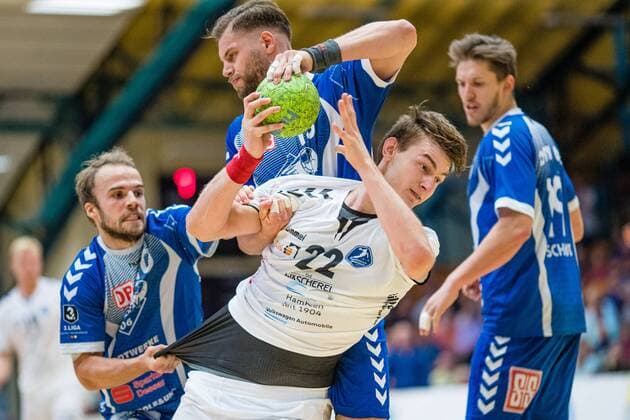 Vincent Sohmann ( 10 Dessau-Rosslauer HV 06), Arne Eschweiler ( 22 HG Hamburg Barmbek) und Tim Bielzer ( 13 Dessau-Rosslauer HV 06) am Ball waehrend der Begegnung in der 3. Liga Handball (Herren) - Saison 2019-2020 zwischen Dessau-Rosslauer HV 06 und TV 05-07 Hüttenberg in der Anhalt Arena am 8. September 2019 in Dessau-Rosslau, Sachsen Anhalt, Deutschland