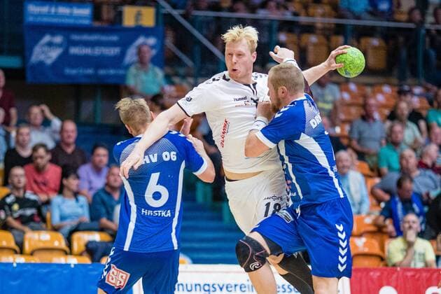 (vlr) Jakub Hrstka ( 6 Dessau-Rosslauer HV 06), Michael Knitrup ( 18 HG Hamburg Barmbek), Libor Hanisch ( 7 Dessau-Rosslauer HV 06) waehrend der Begegnung in der 3. Liga Handball (Herren) - Saison 2019-2020 zwischen Dessau-Rosslauer HV 06 und TV 05-07 Hüttenberg in der Anhalt Arena am 8. September 2019 in Dessau-Rosslau, Sachsen Anhalt, Deutschland
