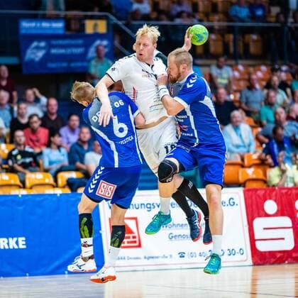 (vlr) Jakub Hrstka ( 6 Dessau-Rosslauer HV 06), Michael Knitrup ( 18 HG Hamburg Barmbek), Libor Hanisch ( 7 Dessau-Rosslauer HV 06) waehrend der Begegnung in der 3. Liga Handball (Herren) - Saison 2019-2020 zwischen Dessau-Rosslauer HV 06 und TV 05-07 Hüttenberg in der Anhalt Arena am 8. September 2019 in Dessau-Rosslau, Sachsen Anhalt, Deutschland