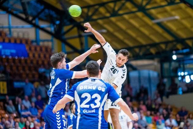 Lasse Kohnagel ( 23 HG Hamburg Barmbek), Daniel Schmidt ( 19 Dessau-Rosslauer HV 06), Lennert Gliese ( 23 Dessau-Rosslauer HV 06) waehrend der Begegnung in der 3. Liga Handball (Herren) - Saison 2019-2020 zwischen Dessau-Rosslauer HV 06 und TV 05-07 Hüttenberg in der Anhalt Arena am 8. September 2019 in Dessau-Rosslau, Sachsen Anhalt, Deutschland