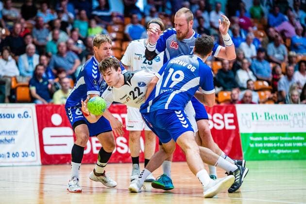 Arne Eschweiler ( 22 HG Hamburg Barmbek) am Ball mit Jakub Hrstka ( 6 Dessau-Rosslauer HV 06), Libor Hanisch ( 7 Dessau-Rosslauer HV 06), Daniel Schmidt ( 19 Dessau-Rosslauer HV 06) waehrend der Begegnung in der 3. Liga Handball (Herren) - Saison 2019-2020 zwischen Dessau-Rosslauer HV 06 und TV 05-07 Hüttenberg in der Anhalt Arena am 8. September 2019 in Dessau-Rosslau, Sachsen Anhalt, Deutschland