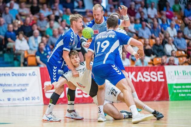 Arne Eschweiler ( 22 HG Hamburg Barmbek) am Ball mit Jakub Hrstka ( 6 Dessau-Rosslauer HV 06), Libor Hanisch ( 7 Dessau-Rosslauer HV 06), Daniel Schmidt ( 19 Dessau-Rosslauer HV 06) waehrend der Begegnung in der 3. Liga Handball (Herren) - Saison 2019-2020 zwischen Dessau-Rosslauer HV 06 und TV 05-07 Hüttenberg in der Anhalt Arena am 8. September 2019 in Dessau-Rosslau, Sachsen Anhalt, Deutschland