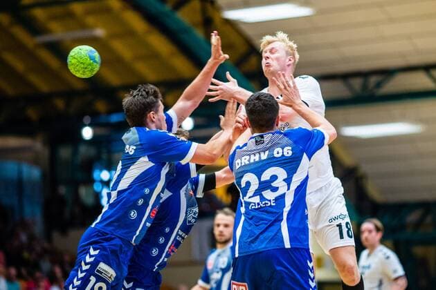 Michael Knitrup ( 18 HG Hamburg Barmbek) mit Ballverlust und Lennert Gliese ( 23 Dessau-Rosslauer HV 06), Daniel Schmidt ( 19 Dessau-Rosslauer HV 06) waehrend der Begegnung in der 3. Liga Handball (Herren) - Saison 2019-2020 zwischen Dessau-Rosslauer HV 06 und TV 05-07 Hüttenberg in der Anhalt Arena am 8. September 2019 in Dessau-Rosslau, Sachsen Anhalt, Deutschland