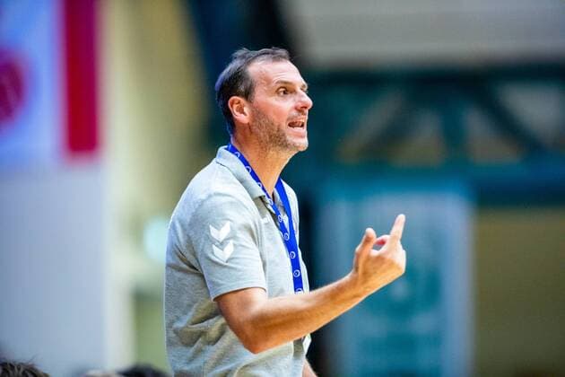 Trainer Tobias Skerka (HG Hamburg Barmbek) waehrend der Begegnung in der 3. Liga Handball (Herren) - Saison 2019-2020 zwischen Dessau-Rosslauer HV 06 und TV 05-07 Hüttenberg in der Anhalt Arena am 8. September 2019 in Dessau-Rosslau, Sachsen Anhalt, Deutschland