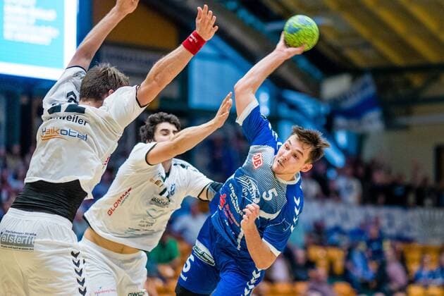 Timo Löser ( 5 Dessau-Rosslauer HV 06) waehrend der Begegnung in der 3. Liga Handball (Herren) - Saison 2019-2020 zwischen Dessau-Rosslauer HV 06 und TV 05-07 Hüttenberg in der Anhalt Arena am 8. September 2019 in Dessau-Rosslau, Sachsen Anhalt, Deutschland