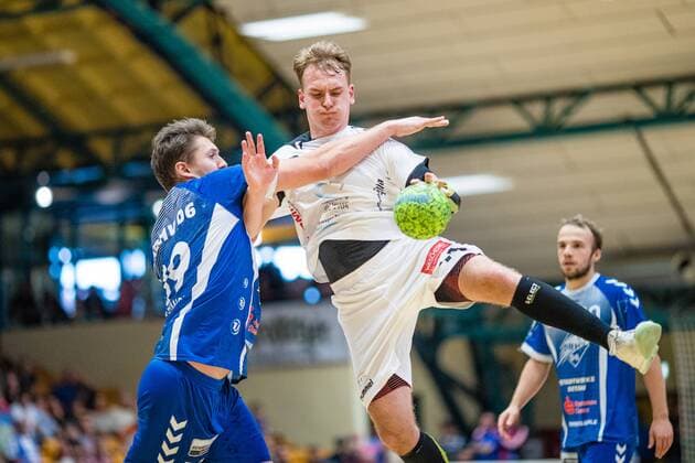 Michael Knitrup ( 18 HG Hamburg Barmbek), Daniel Schmidt ( 19 Dessau-Rosslauer HV 06), Vincent Sohmann ( 10 Dessau-Rosslauer HV 06) waehrend der Begegnung in der 3. Liga Handball (Herren) - Saison 2019-2020 zwischen Dessau-Rosslauer HV 06 und TV 05-07 Hüttenberg in der Anhalt Arena am 8. September 2019 in Dessau-Rosslau, Sachsen Anhalt, Deutschland
