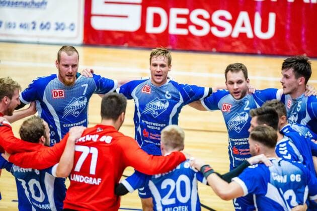 Jubel beim Dessau-Rosslauer HV 06 nach dem 33:29 Sieg waehrend der Begegnung in der 3. Liga Handball (Herren) - Saison 2019-2020 zwischen Dessau-Rosslauer HV 06 und TV 05-07 Hüttenberg in der Anhalt Arena am 8. September 2019 in Dessau-Rosslau, Sachsen Anhalt, Deutschland