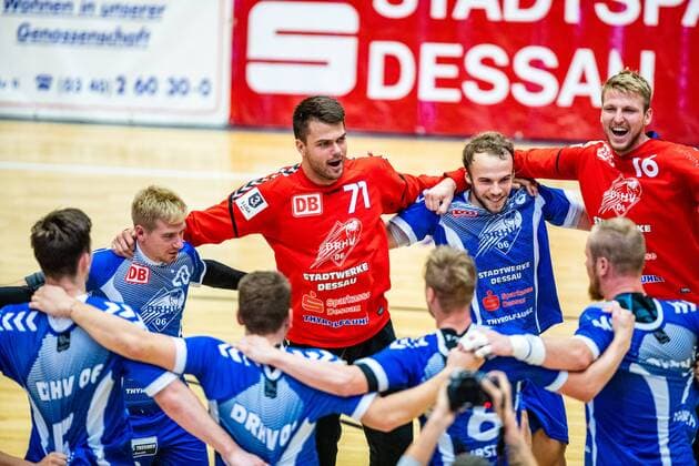 Jubel beim Dessau-Rosslauer HV 06 nach dem 33:29 Sieg waehrend der Begegnung in der 3. Liga Handball (Herren) - Saison 2019-2020 zwischen Dessau-Rosslauer HV 06 und TV 05-07 Hüttenberg in der Anhalt Arena am 8. September 2019 in Dessau-Rosslau, Sachsen Anhalt, Deutschland
