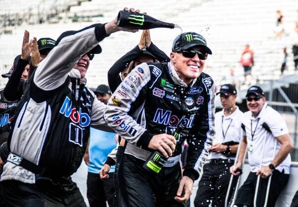 Bilder des Jahres 2019, Sport 09 September Sport Themen der Woche KW36 Sport Bilder des Tages ..Kevin Harvick gets a champagne shower after winning the 2019 Big Machine Vodka 400 at the Brickyard, at the Indianapolis Motor Speedway on Sunday, September 8, 2019 in Indianapolis, Indiana.  IND2019090810 EDWINxLOCKE