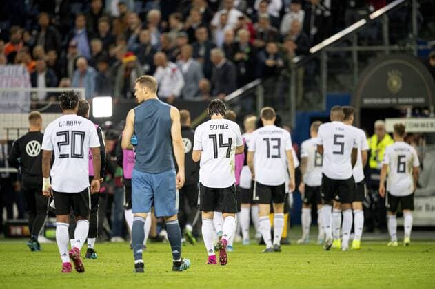 Bilder des Jahres 2019, Sport 09 September Sport Themen der Woche KW36 Feature, enttaeuscht gehen die Deutschen Spieler vom Platz, Fussball Laenderspiel, EM-Qualifikation, Deutschland (GER) - Niederlande (NED), am 06.09.2019 in Hamburg Deutschland. Â *** Feature, disappointed the German players leave the field, soccer internationals, European Championship qualification, Germany GER Netherlands NED , on 06 09 2019 in Hamburg Germany Â