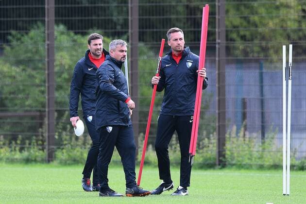 Fußball 2. Bundesliga Training VfL Bochum am 09.09.2019 auf dem Trainingsgelände am Vonovia Ruhrstadion in Bochum Heiko Butcher ( Co-Trainer Bochum ), hinten - Thomas Reis ( Cheftrainer Bochum ), links - David Siebers ( Co-Trainer Bochum ), rechts DFL regulations prohibit any use of photographs as image sequences and or quasi-video.