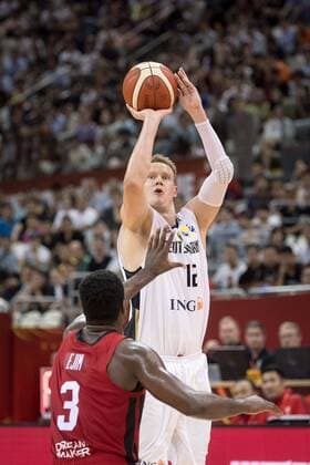 Basketball Shanghai 09.09.2019 FIBA Basketball Weltmeisterschaften World Cup WM Weltmeisterschaft Deutschland (GER) - Kanada (CAN) Robin Benzing (Deutschland, No.12) EJIM Melvin (Kanada, No.03)