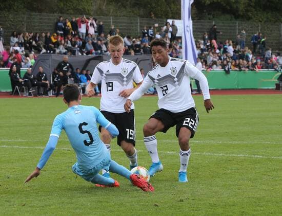Länderspiel, DFB Jugend U 17 - U 17 Israel, 09.09.2019 in Hilden, -- Yair Michael Kanichowsky ( Israel ) stemmt sich gegen Gianluca Schäfer ( links ) und Armindo Sieb (beide Deutschland U 17 )