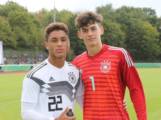 Länderspiel, DFB Jugend U 17 - U 17 Israel, 09.09.2019 in Hilden, -- Armindo Sieb ( links ) und Louis Lord (beide Deutschland U 17 ) nach dem Spiel
