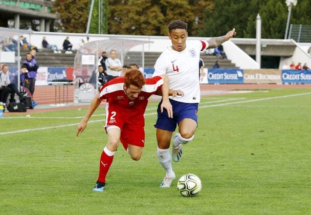 09.09.2019 Basel. Fussball Herren Saison 2019 2020 Laenderspiel U 20 Schweiz - England. Im Bild : Serge Mueller (SUI) gegen Marcus Tavernier (GBR) Zweikampf Aktion Einzelbild