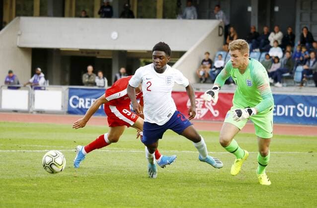 09.09.2019 Basel. Fussball Herren Saison 2019 2020 Laenderspiel U 20 Schweiz - England. Im Bild : 2 Tariq Lamptey - Torhueter Josef Bursik (GBR) Aktion Einzelbild