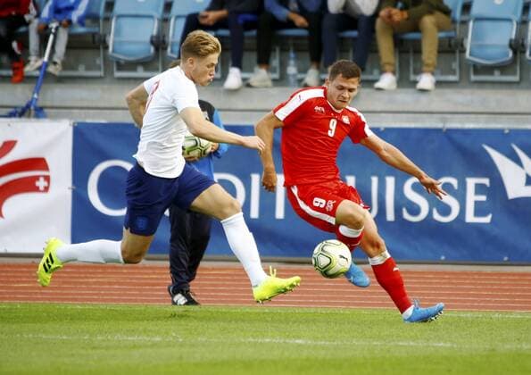 09.09.2019 Basel. Fussball Herren Saison 2019 2020 Laenderspiel U 20 Schweiz - England. Im Bild : 8 Jamie Shackleton (GBR) - 9 Mersim Asllani (SUI) Aktion Zweikampf