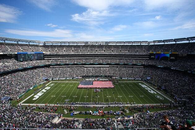 EAST RUTHERFORD, NJ - SEPTEMBER 08: A general view of MetLife Stadium during the National Anthem prior to the National Football League game between the New York Jets and the Buffalo Bills on September 8, 2019 at MetLife Stadium in East Rutherford, NJ.(Photo by Rich Graessle Icon Sportswire) NFL, American Football Herren, USA SEP 08 Bills at Jets Icon1909083137
