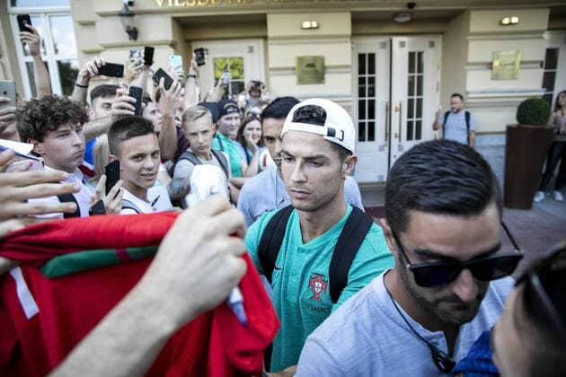 2019-09-09 Vilnius Lithuania. Cristiano Ronaldo cheers his fans gathered at Kempinski hotel in Vilnius before going to training session on Monday 9 September 2019. Portugal national football team will paly Euro 2020 qualifier vs Lithuania on Tuesday in LFF stadium. Vilnius Lithuania  Copyright: xLukasxBalandisx cristiano ronaldo vilnius fans