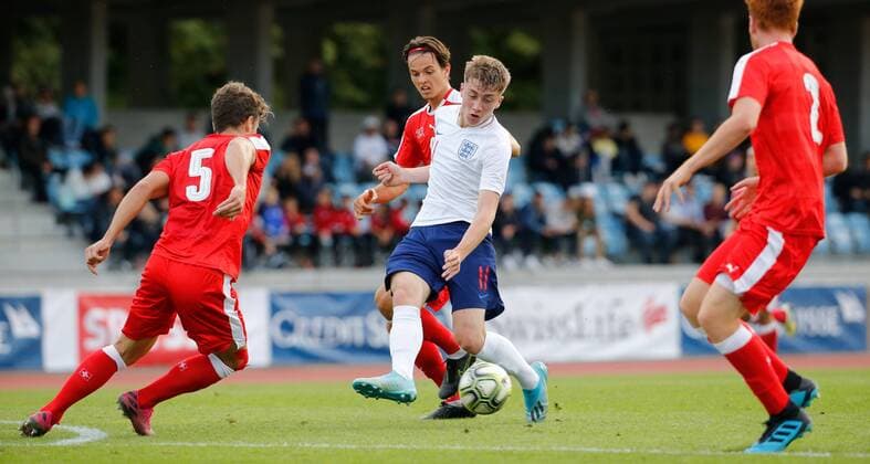 09.09.2019 Basel , SCHWEIZ , Saison 2019 2020 Herren Fussball Länderspiel U20 Schweiz - England Jack Clarke (England U20) gegen Lindrit Kamberi (5) und Gabriel Bares (Schweiz U20)