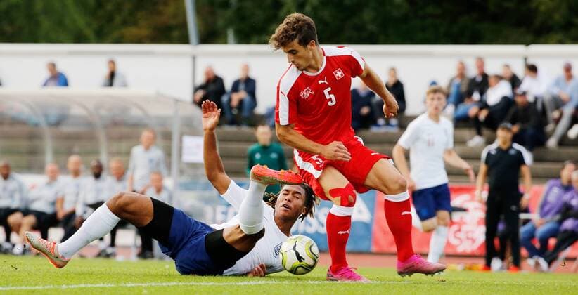 09.09.2019 Basel , SCHWEIZ , Saison 2019 2020 Herren Fussball Länderspiel U20 Schweiz - England Danny Loader (li,England U20) gegen Lindrit Kamberi (Schweiz U20)
