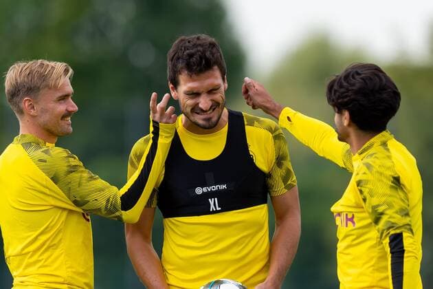 Sport Bilder des Tages Dortmund, Germany, 10.09.2019, 1. Bundesliga, Training BV Borussia Dortmund, Mats Hummels (BVB) bekommt von Marcel Schmelzer (BVB) und Mahmoud Dahoud (BVB) einen Ohrflitscher, Ohrfletscher, ( Defodi-01001220467 *** Dortmund, Germany, 10 09 2019, 1 Bundesliga, Training BV Borussia Dortmund, Mats Hummels BVB gets from Marcel Schmelzer BVB and Mahmoud Dahoud BVB an earflitter, earfletscher, Defodi 01001220467 Defodi-001 Foto als RAW NEF verfuegbar