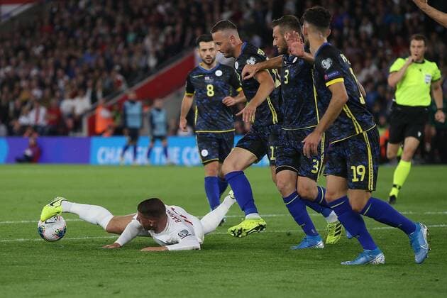 Sport Bilder des Tages England v Kosovo UEFA EURO, EM, Europameisterschaft,Fussball 2020 Qualifiers Ross Barkley of England is fouled by Amir Rrahmani of Kosovo and a penalty is awarded to England by Referee Kristoffer Karlsson during the UEFA Euro 2020 Qualifiers match at the St Mary s Stadium, Southampton Content Not Available For UK Newspapers Copyright: xPaulxChestertonx FIL-13632-0040