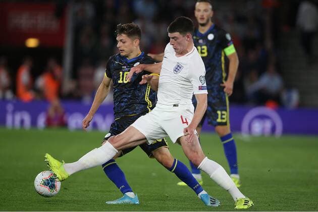 England v Kosovo UEFA EURO, EM, Europameisterschaft,Fussball 2020 Qualifiers Florent Muslija of Kosovo and Declan Rice of England in action during the UEFA Euro 2020 Qualifiers match at the St Mary s Stadium, Southampton Content Not Available For UK Newspapers Copyright: xPaulxChestertonx FIL-13632-0061